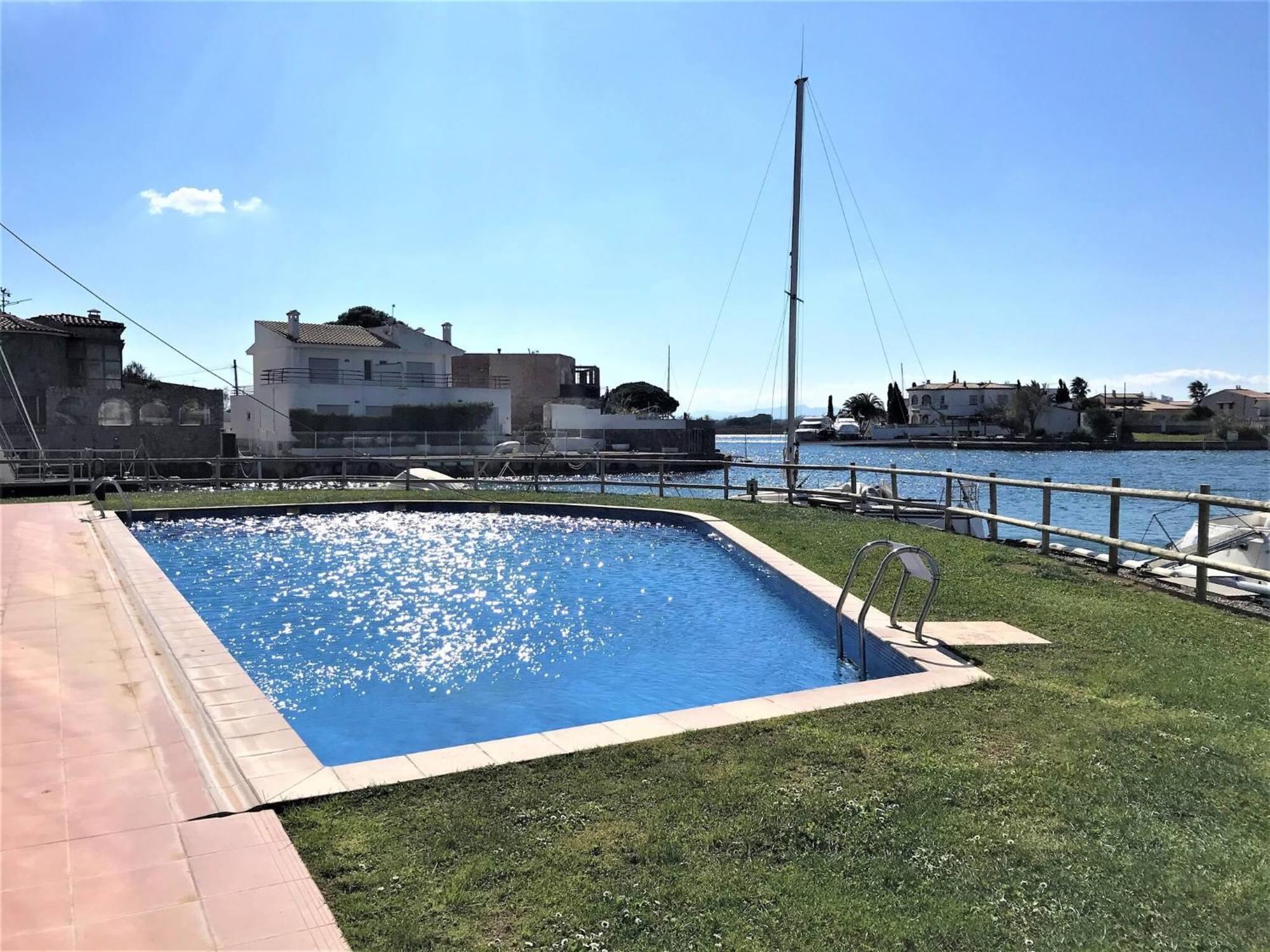 Apartamento En Roses Con Vistas Al Canal Y Piscina Apartment Екстериор снимка