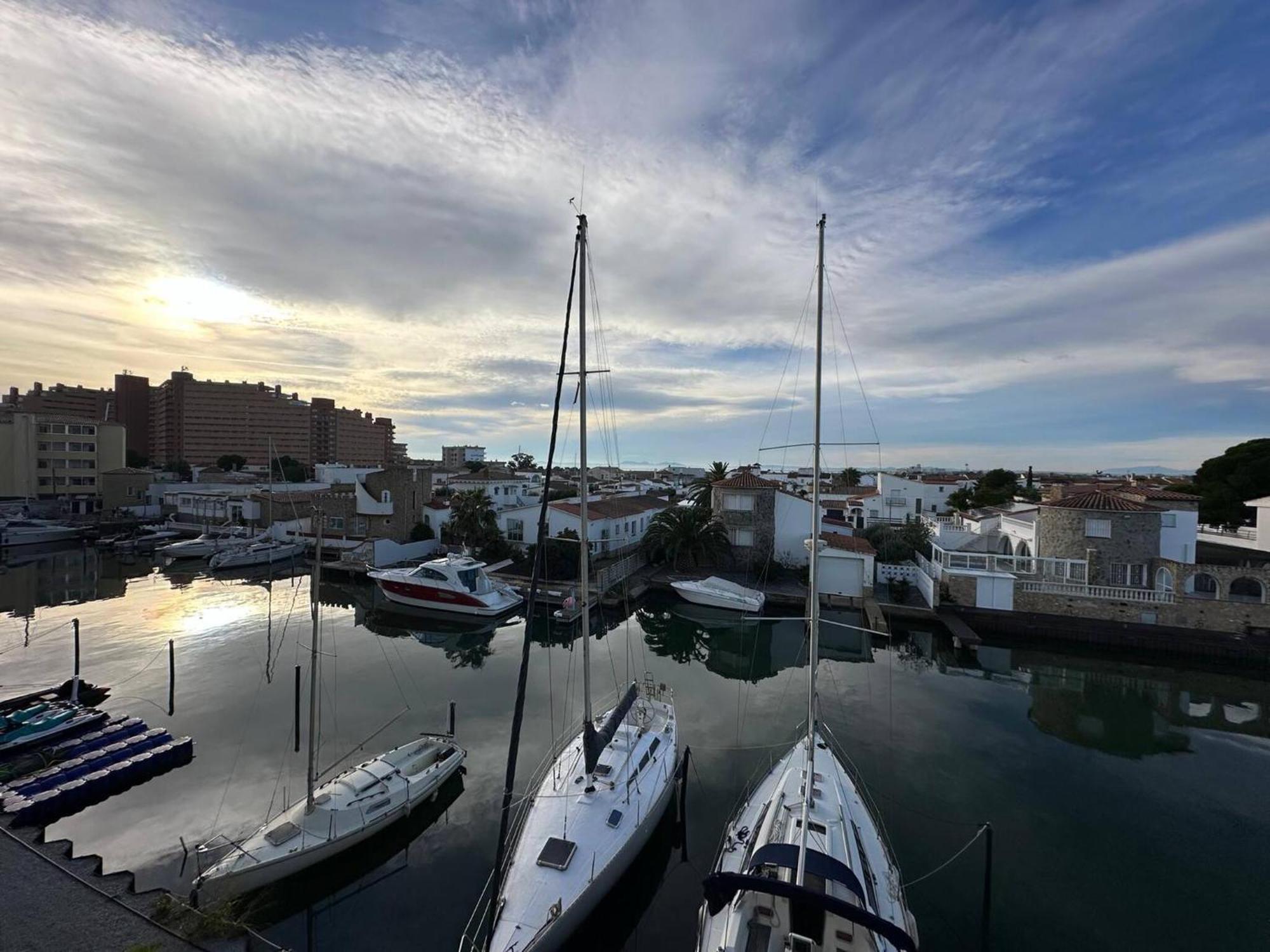 Apartamento En Roses Con Vistas Al Canal Y Piscina Екстериор снимка