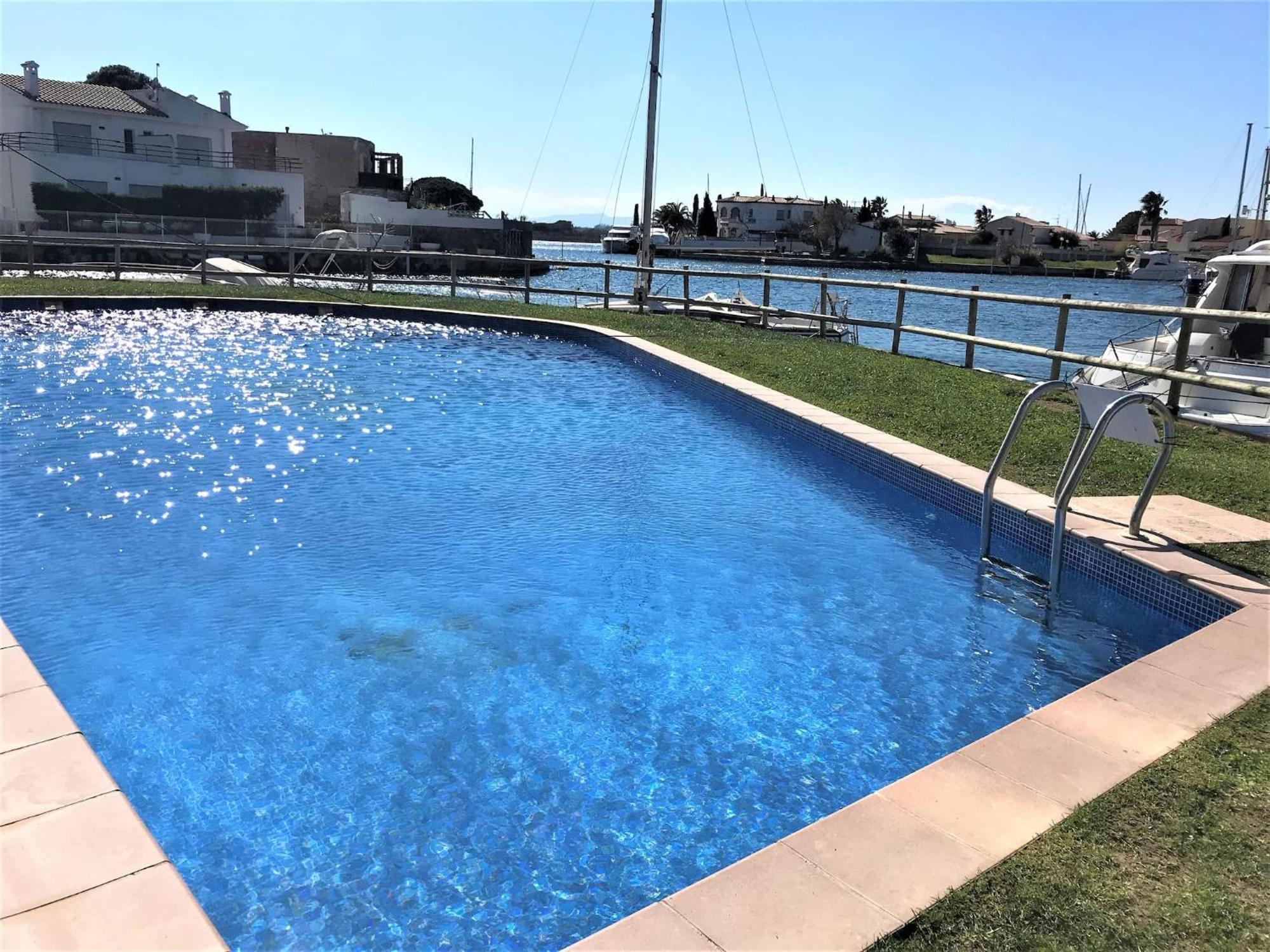 Apartamento En Roses Con Vistas Al Canal Y Piscina Apartment Екстериор снимка